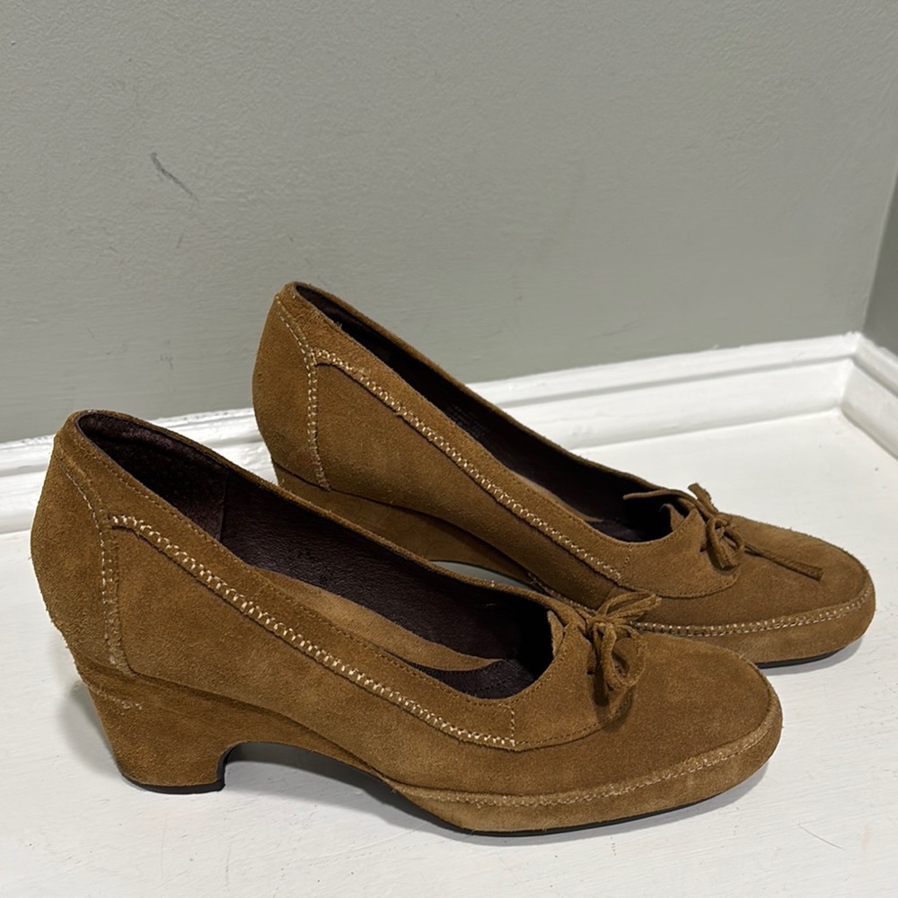 Women's Aerosole’s Mindy Tan Brown Suede Wedge Shoes-size 8